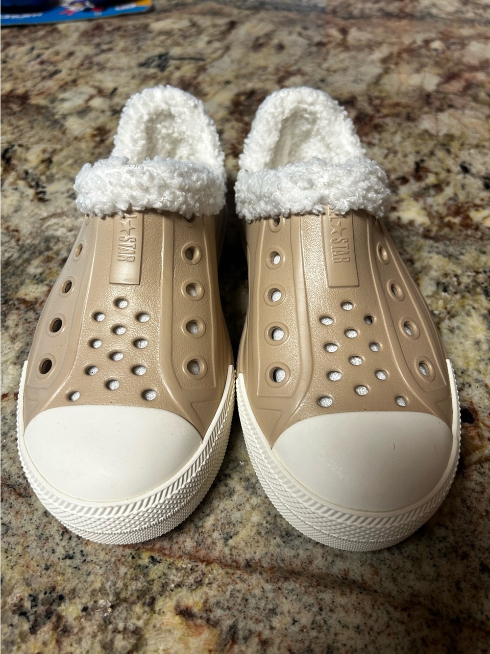 NEW Converse Kids Beige Slip-On Clog-White Sherpa Lining-Girl’s 1 Sneaker Shoe